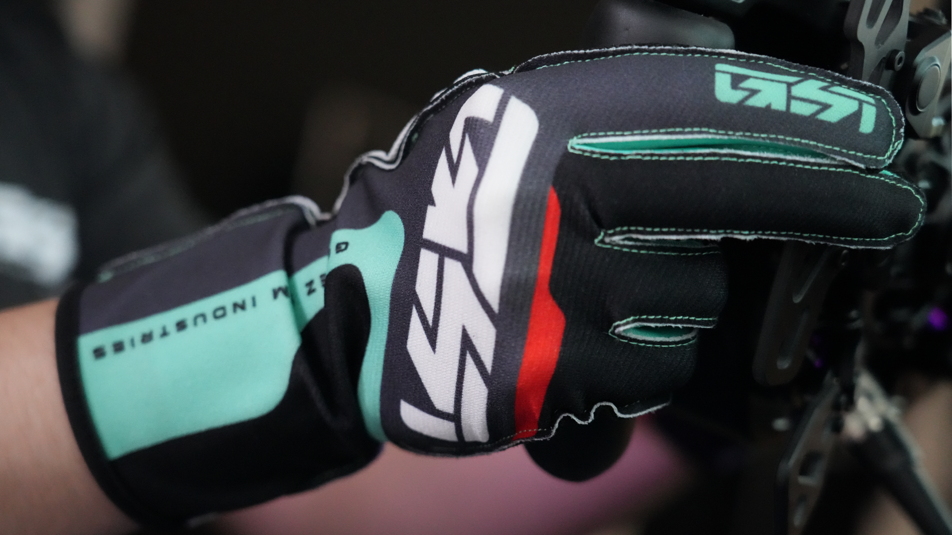 "Era" AeroFlex Long Gloves